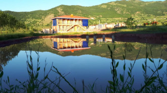 رزرو اقامتگاه بوم‌گردی بام رودبار - اتاق 3 (زه گل)