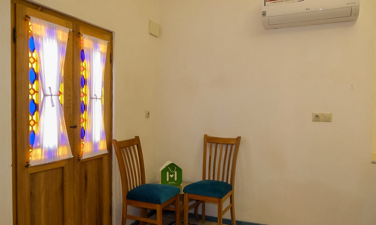 اقامتگاه سنتی باباافضل اتاق چهارتخته حیاط