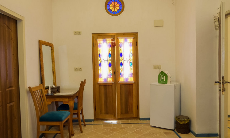 اقامتگاه سنتی باباافضل اتاق چهارتخته حیاط