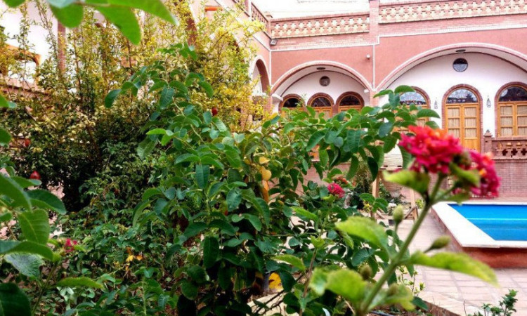 رزرو هتل سنتی فانوس ویونای کاشان (اتاق سارونا)