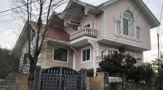 استأجر فيلا من غرفتي نوم مطلة على حديقة الشاي