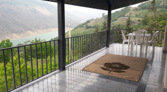 فيلا ريفية من غرفتي نوم مطلة على الغابة وبحيرة السد