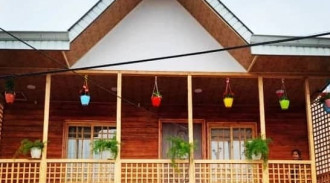 منزل حديث البناء للإيجار بواجهة خشبية