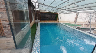 حديقة الفيلا مع مسبح سبا داخلي