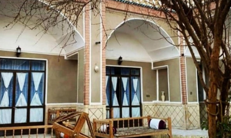 رزرو اقامتگاه سنتی مادربزرگ کویر ورزنه (8 نفر)