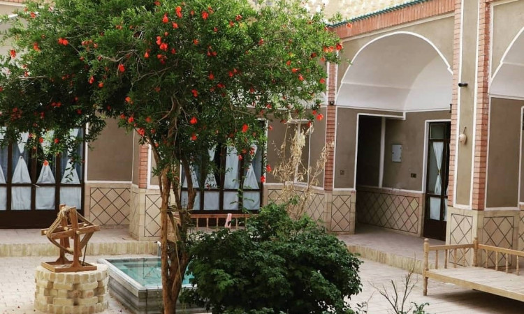 رزرو اقامتگاه سنتی مادربزرگ کویر ورزنه (8 نفر)
