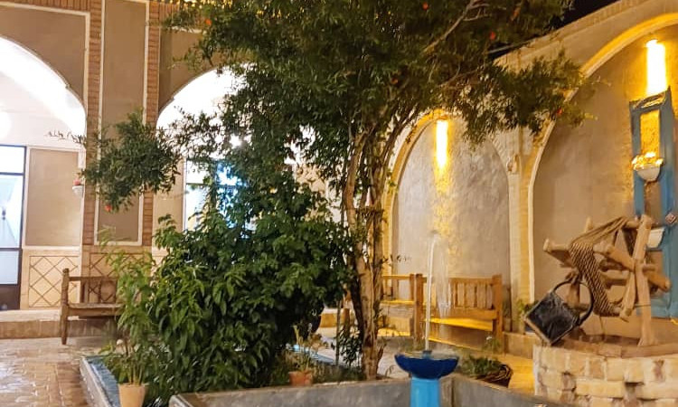 رزرو اقامتگاه سنتی مادربزرگ کویر ورزنه (8 نفر)
