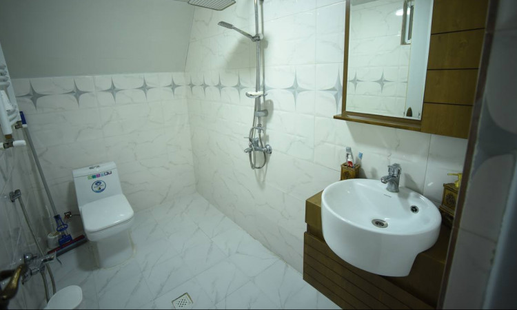اجاره کلبه سوئیسی چوبی کنار تالاب