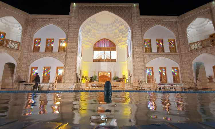 رزرو بوم گردی عمارت تاریخی حاکم - ماه منیر