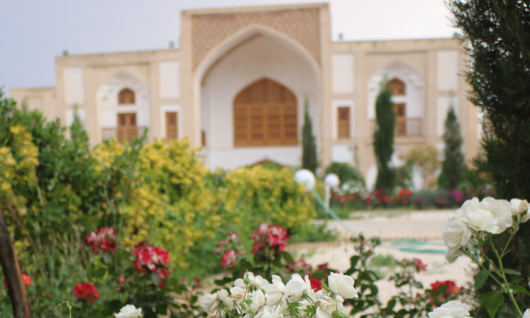 رزرو بوم گردی عمارت تاریخی حاکم - ماه منیر
