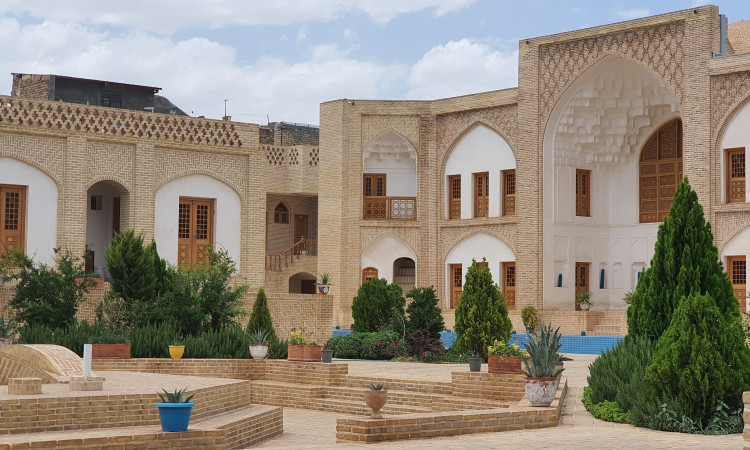 رزرو بوم گردی عمارت تاریخی حاکم - گلنار