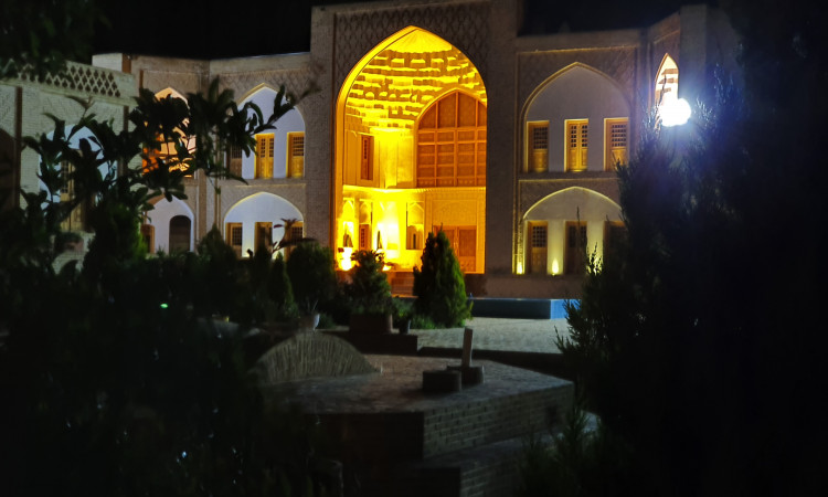 رزرو بوم گردی عمارت تاریخی حاکم - جانان