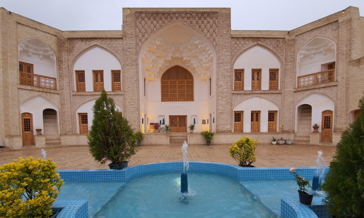 رزرو بوم گردی عمارت تاریخی حاکم - لیلی و مجنون