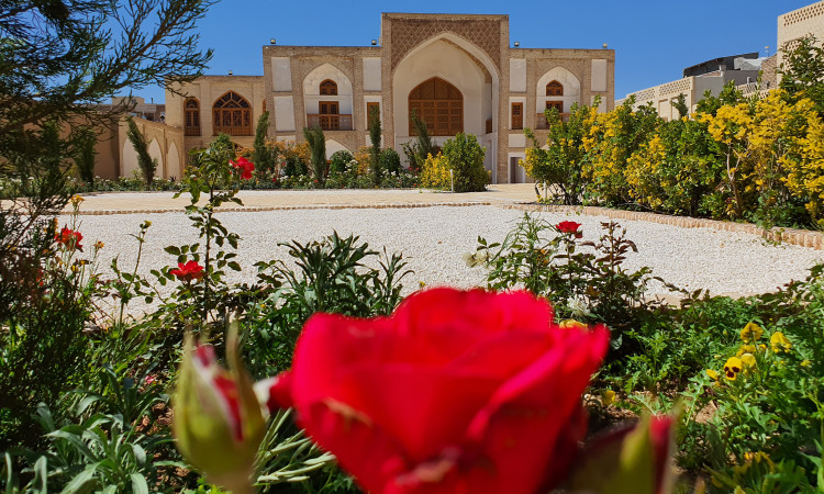 رزرو بوم گردی عمارت تاریخی حاکم - لیلی و مجنون