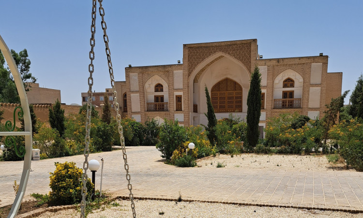 رزرو بوم گردی عمارت تاریخی حاکم - افسانه عشق