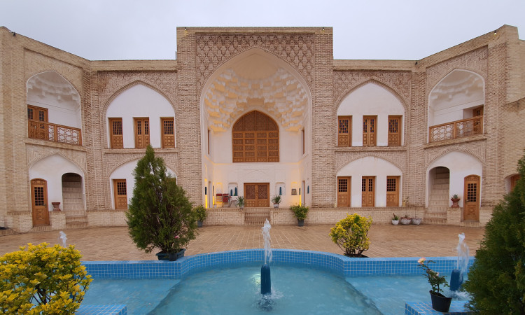 رزرو بوم گردی عمارت تاریخی حاکم - افسانه عشق