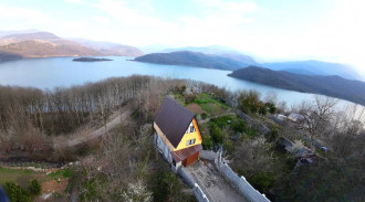 منزل ريفي سويسري مطل على البحيرة مع مسبح