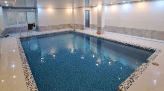 استئجار حمام سباحة بالماء الساخن والمطر
