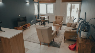 غرفة نوم مبتسمة في الطابق الأول