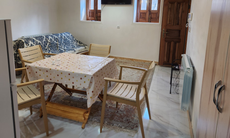 مهمانسرای حنیفه زاد ( واحد کوچه مهدی زاده طبقه همکف )