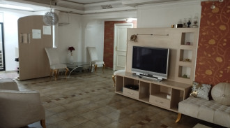 شقة للايجار تقع شمال قصر نيافاران