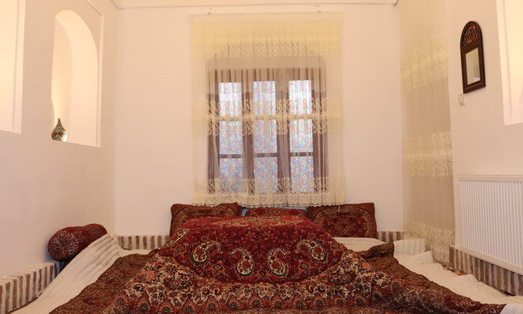 رزرو اقامتگاه بوم گردی زنده دلان (سوئیت VIP شاه نشین)
