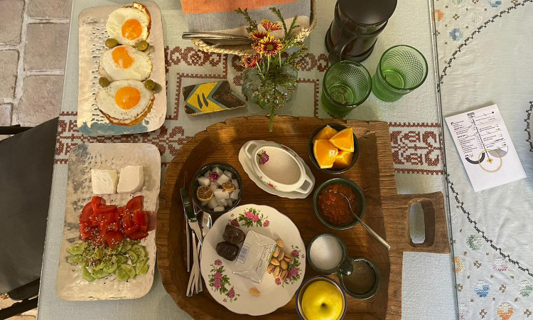 بوم گردی خانه ی ما (اتاق گوشه)