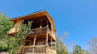 اجاره کلبه چوبی تک خوابه رو به جنگل