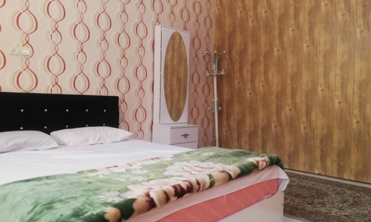خانه لوکس با حیاط باغی