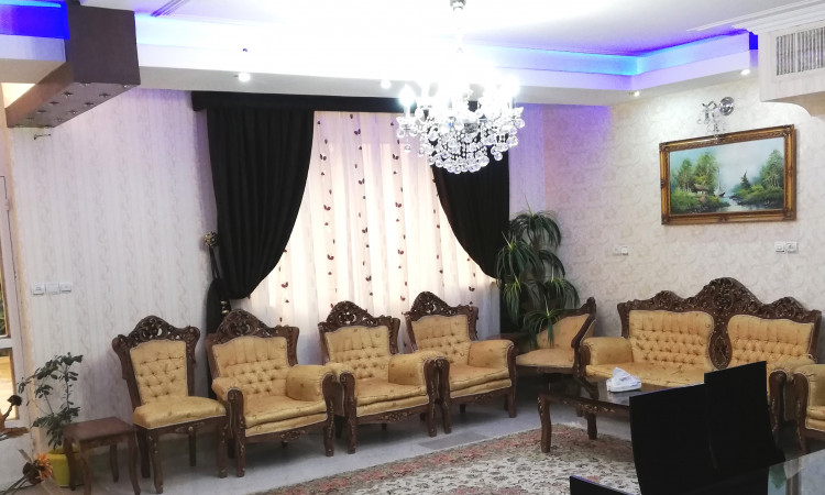 خانه لوکس با حیاط باغی