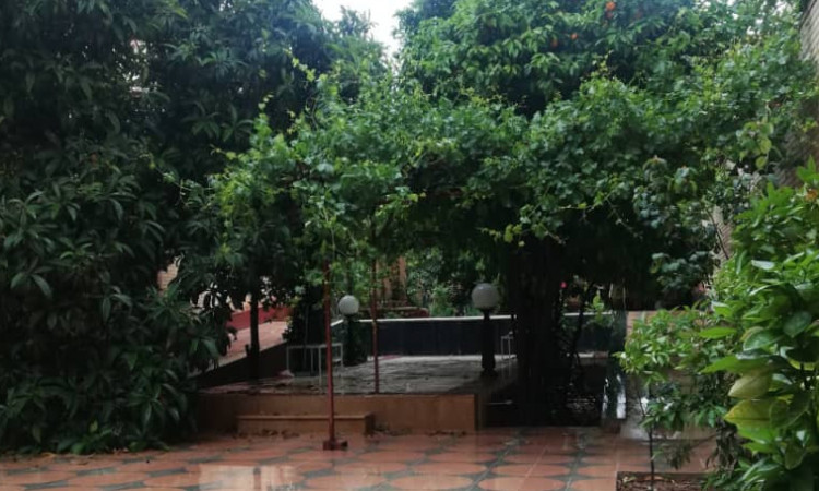 خانه لوکس با حیاط باغی