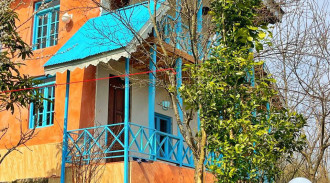 كوخ خشبي بالكامل باللون الفيروزي في قلب غابات الهيركان