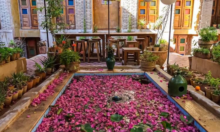 رزرو خانه تاریخی راشدی شیراز اتاق دبل نزدیک بازار وکیل
