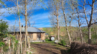 ویلای روستایی سنتی قدیمی با ویو کوهستان