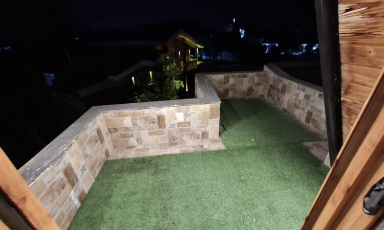 حمام سباحة Nyakan Spa كوخ خشبي مزدوج من الحجر