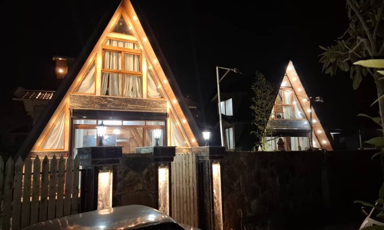 حمام سباحة Nyakan Spa كوخ خشبي مزدوج من الحجر