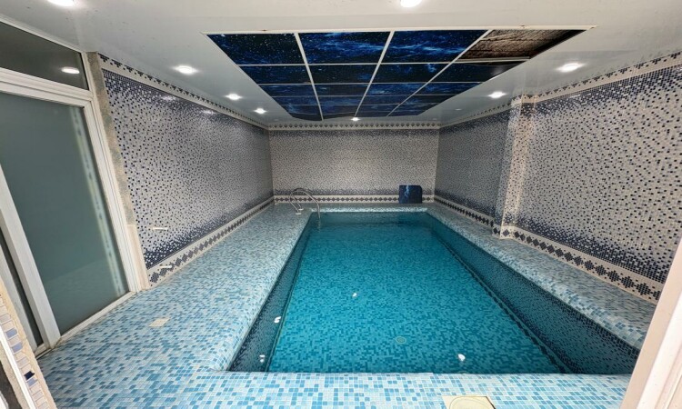 حمام سباحة Nyakan Spa كوخ خشبي مزدوج من الحجر