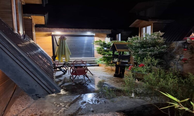 حمام سباحة Nyakan Spa كوخ خشبي مزدوج من الحجر