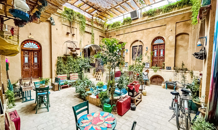 رزرو بوم گردی عمارت 8 اتاق ادابی