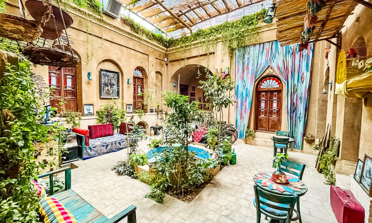 رزرو بوم گردی عمارت 8 اتاق ادابی