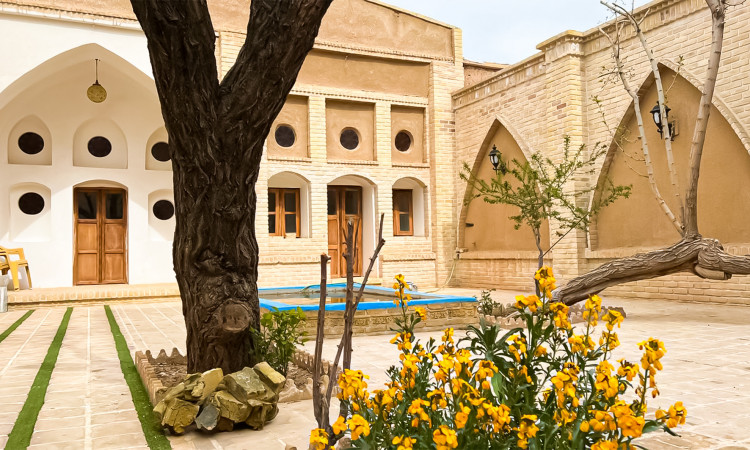 رزرو اقامتگاه سنتی بومگردی فرهنگ میمه اتاق ایوان
