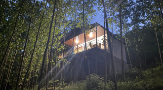 اجاره کلبه تک خوابه جنگلی رو به دره