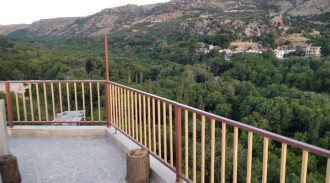 رزرو سوئیت اورامانات با چشم انداز جنگلی و کوهستانی