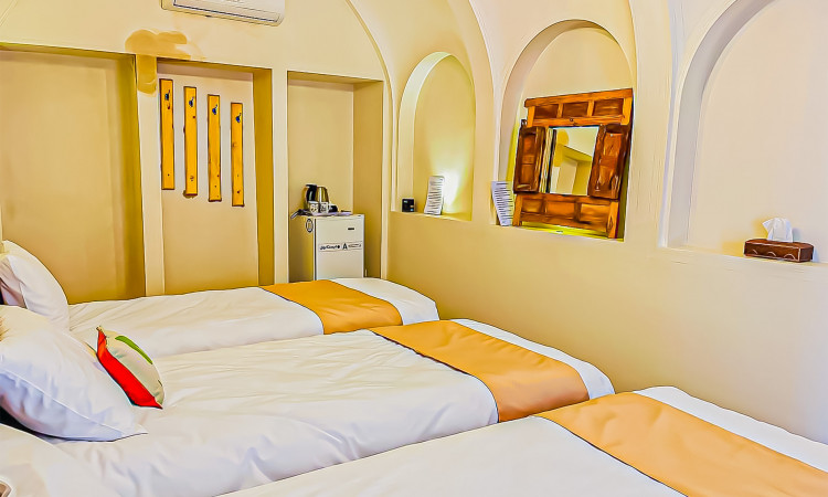 رزرو واحد سه تخت "گوشه" هتل سنتی اشکوب