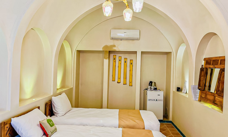 رزرو واحد سه تخت "گوشه" هتل سنتی اشکوب