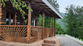 كوخ تقليدي في القرية