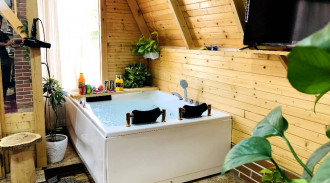 کلبه سوئیسی جنگلی جکوزی دار