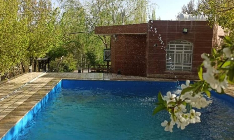 احجز حديقة فيلا مع مسبح في باغ بهادران بالقرب من طريق زاينده