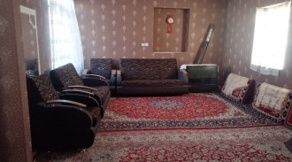 المنزل مغلق بالكامل بساحة