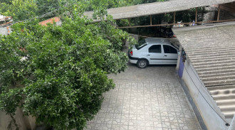 وللقرية ساحة على الجانبين مرتبة ونظيفة